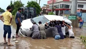 لاہور میں موسلادھار بارش سے نظام زندگی مفلوج