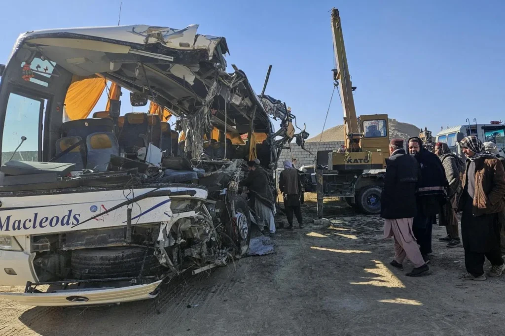 افغانستان میں خوفناک ٹریفک حادثہ، 76 افراد جاں بحق اور درجنوں زخمی