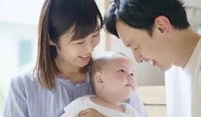 چینی حکومت شرح پیدائش بڑھانے کے لیے والدین کو سالانہ 500 ڈالر دے گی