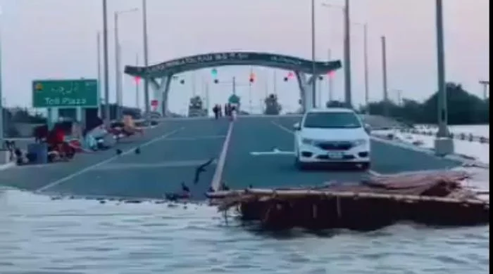 جلالپور پیروالا کے قریب موٹروے کا حصہ سیلاب میں بہہ گیا