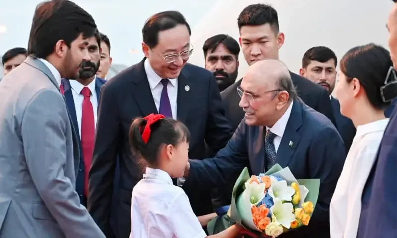 صدر مملکت آصف علی زرداری چین کے 10 روزہ سرکاری دورے پر چنگدو پہنچ گئے