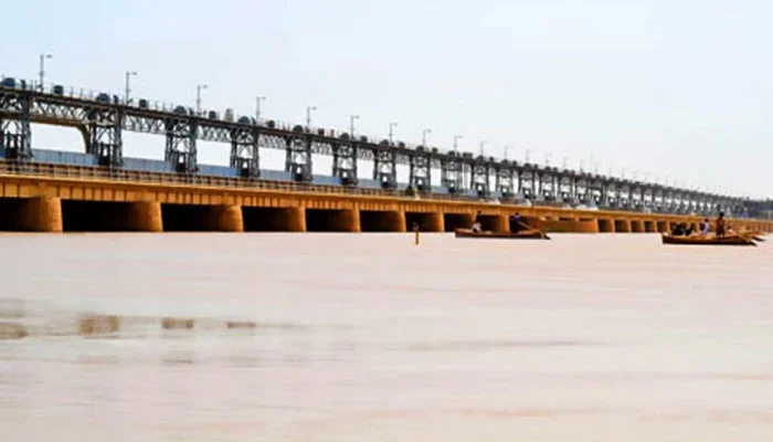 کوٹری بیراج پر پانی میں مزید اضافہ، دیہات پانی میں گھِر گئے، چاول و دیگر فصلیں تباہ