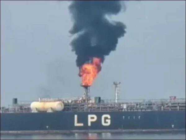 یمن میں بحری جہاز پر حملہ، کپتان سمیت 24 پاکستانی محصور، حکومت سے فوری مدد کی اپیل