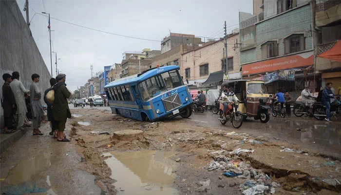 کراچی؛ وفاقی حکومت نے سائٹ ایریا کی 49 سڑکوں کی مرمت کے لیے 5 ارب روپے جاری کردئیے