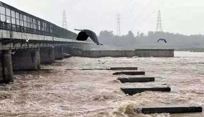 پنجاب: دریاؤں میں پانی کا بہاؤ نارمل ہوگیا، متاثرہ علاقوں میں بھی سیلابی پانی اترنےلگا