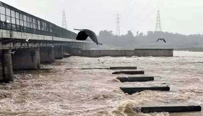 پنجاب: دریاؤں میں پانی کا بہاؤ نارمل ہوگیا، متاثرہ علاقوں میں بھی سیلابی پانی اترنےلگا