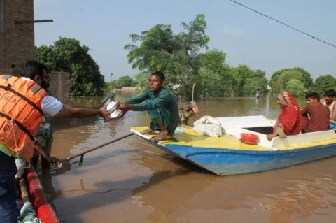 ملتان: جلال پور پیروالا میں ریسکیوکا مرکزی کیمپ بھی سیلابی پانی میں ڈوب گیا