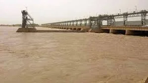 سیلابی ریلے پنجاب سے سندھ میں داخل، گڈو، سکھر بیراج میں درمیانے درجے کا سیلاب