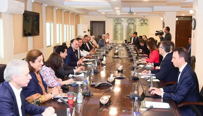 آئی ایم ایف نے پاکستان سے توانائی شعبے میں نقصانات اور بجلی چوری روکنے کا پلان طلب کرلیا