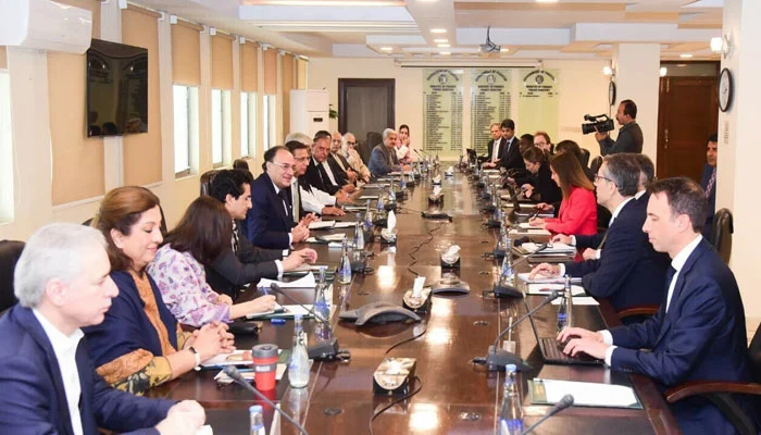 آئی ایم ایف نے پاکستان سے توانائی شعبے میں نقصانات اور بجلی چوری روکنے کا پلان طلب کرلیا