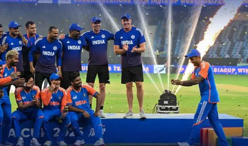 ایشین کرکٹ کونسل کا بھارتی ٹیم کو بعد میں بھی ٹرافی نہ دینے کا فیصلہ