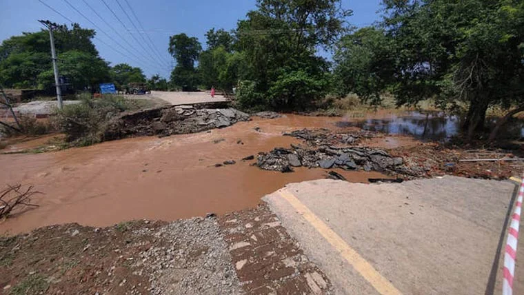 سیلاب سے موٹروے سمیت 200 سے زائد سڑکیں متاثر ہو چکی ہیں: پی ڈی ایم اے پنجاب