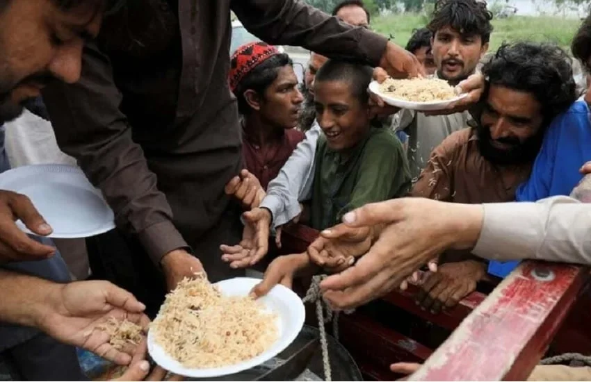 مظفرگڑھ؛امدادی سامان کے ٹرکوں پر سیلاب متاثرین کا دھاوا، مقامی پٹواری کی ٹانگ ٹوٹ گئی