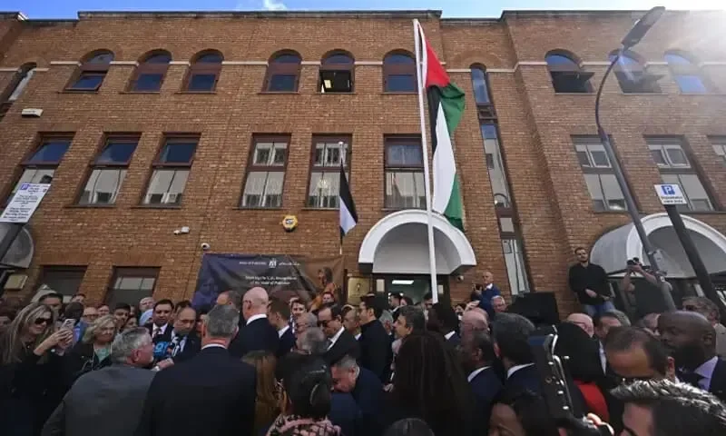 لندن میں فلسـطینی مشن کو سفارتخانے کا درجہ مل گیا، فلسـطین کا پرچم لہرا دیا گیا