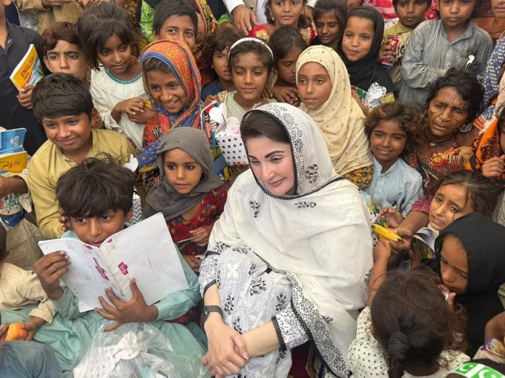 مریم نواز کا ریلیف کیمپ کا دورہ، متاثرہ بچوں اور خواتین میں تحائف تقسیم