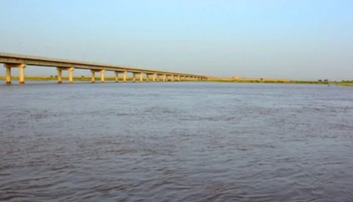 سعودی کمپنی نے سیلاب متاثرین کےلیے ہزاروں لیٹر تیل پاکستان کے حوالے کردیا