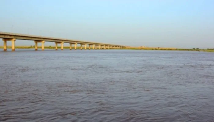 سعودی کمپنی نے سیلاب متاثرین کےلیے ہزاروں لیٹر تیل پاکستان کے حوالے کردیا