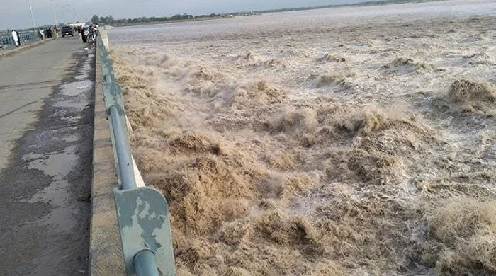 دریائے چناب میں سیلابی ریلا، ہیڈ مرالہ پر انتہائی اونچا درجہ