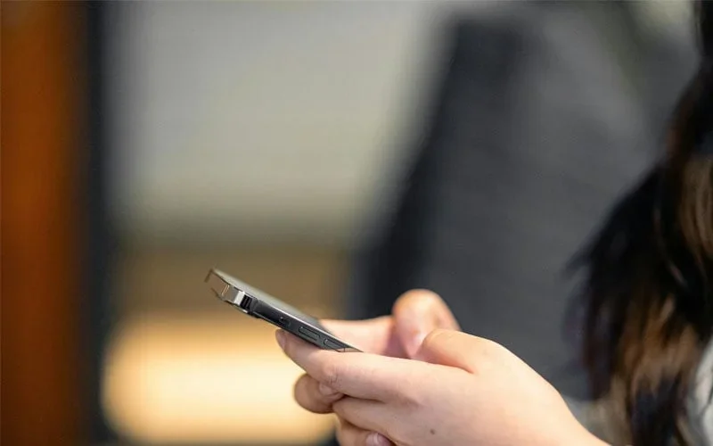 اسکولز میں بچوں کے موبائل فون استعمال کرنے پر پابندی کی قرارداد منظور