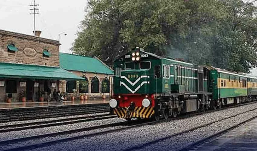 جعفرایکسپریس ٹرین کو جیکب آباد ریلوے اسٹیشن پر روک دیا گیا