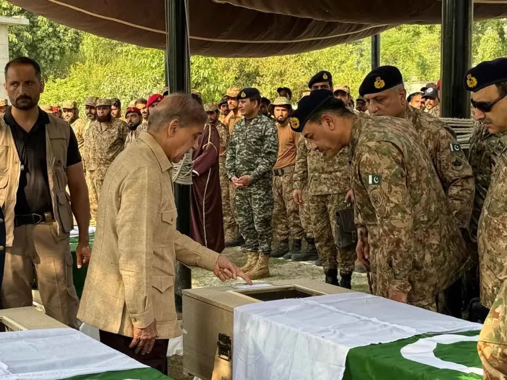 وزیراعظم شہبازشریف اور فیلڈ مارشل کا بنوں کا دورہ، آپریشن میں شہید جوانوں کے نماز جنازہ میں شرکت