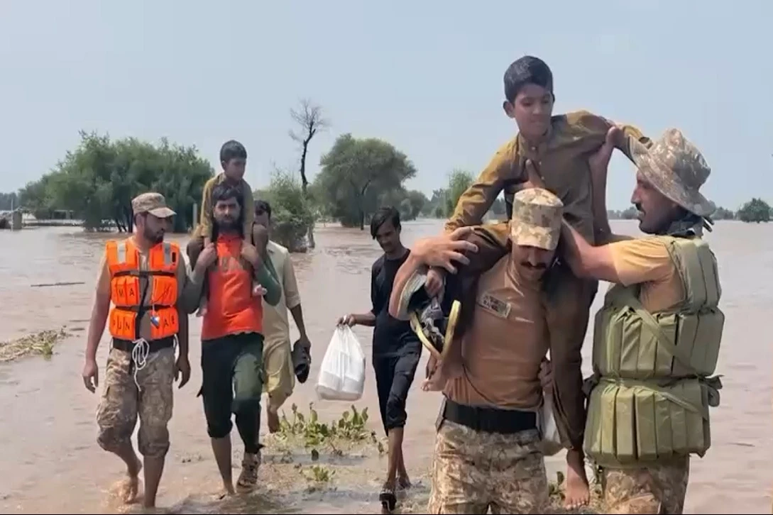 سیلاب متاثرہ علاقوں میں پاک فوج اور رینجرز کا ریلیف آپریشن مزید تیز