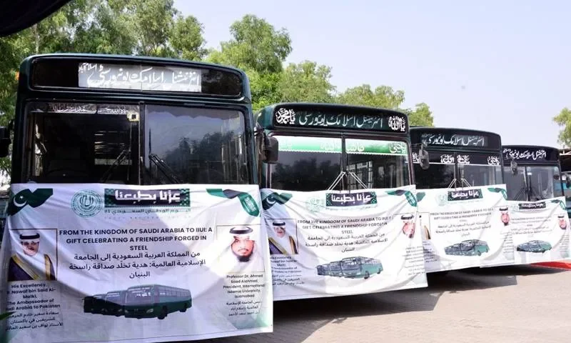 سعودی حکومت کا انٹرنیشنل اسلامک یونیورسٹی اسلام آباد کے لیے چار بسوں کا تحفہ