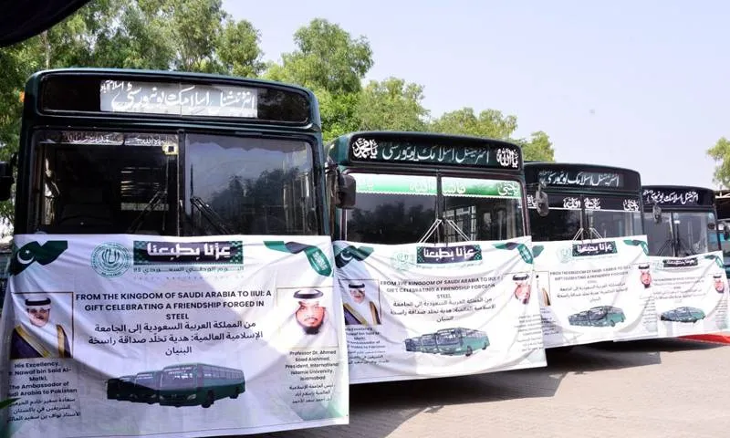 سعودی حکومت کا انٹرنیشنل اسلامک یونیورسٹی اسلام آباد کے لیے چار بسوں کا تحفہ