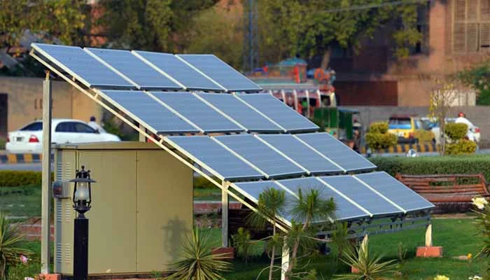 سولرائزیشن کے باعث بجلی کی کھپت میں کمی، دن کے اوقات میں 6 ہزار میگاواٹ کی کمی کا انکشاف