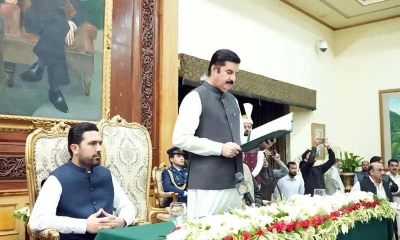 خیبر پختونخوا کی نئی 10 رکنی کابینہ نے حلف اٹھالیا،