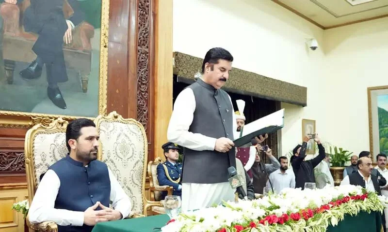 خیبر پختونخوا کی نئی 10 رکنی کابینہ نے حلف اٹھالیا،