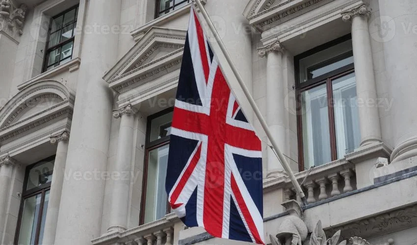 برطانیہ نئے پاسپورٹ متعارف کرانے جا رہا ہے، شاہ چارلس کا نیا شاہی نشان نمایاں