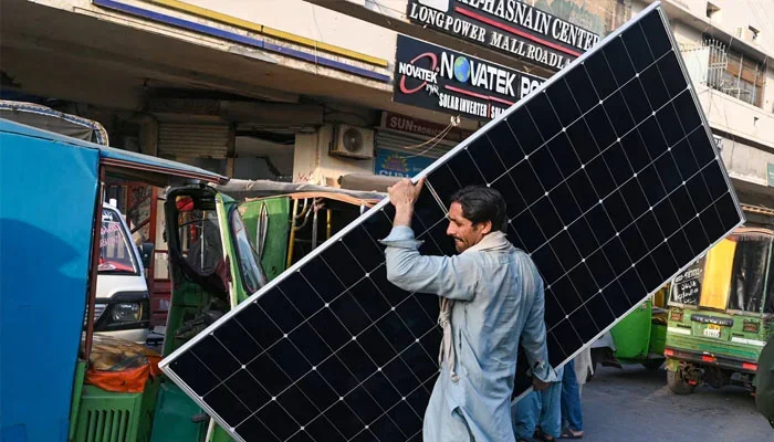پاکستان میں سولر انقلاب: بجلی کے نظام میں سولر حصہ 20 فیصد کے قریب