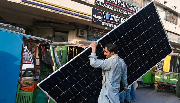 پاکستان میں سولر انقلاب: بجلی کے نظام میں سولر حصہ 20 فیصد کے قریب