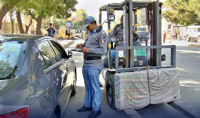 پنجاب میں سخت ٹریفک قوانین: باربار چالان پر گاڑی نیلام کرنے کا فیصلہ