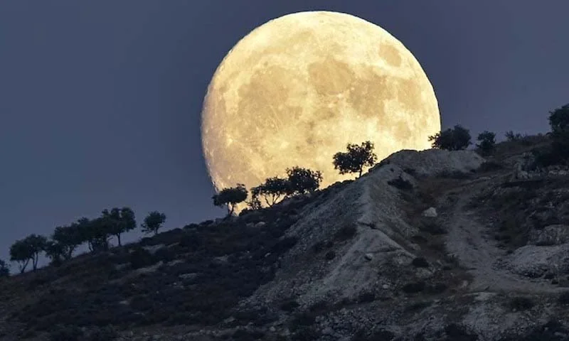 سال کا سب سے بڑا اور روشن چاند، سپرمون آج رات 6 بج کر 19 منٹ پر عروج پر
