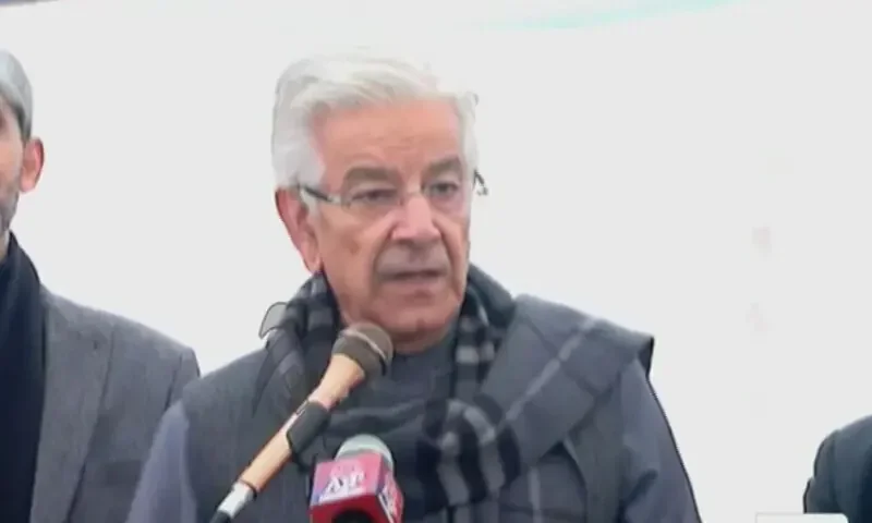 پی ٹی آئی کے بھگوڑے: خواجہ آصف کا وطن واپس آکر مقابلہ کرنے کا چیلنج