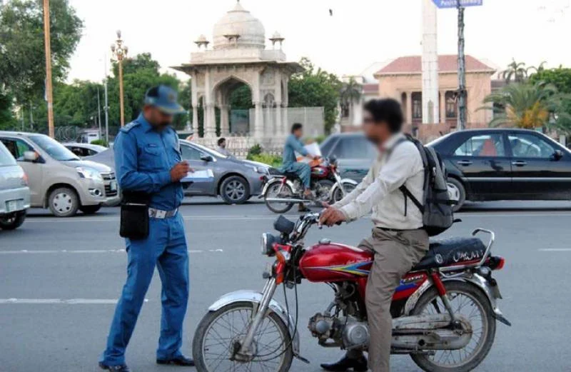 پنجاب ٹریفک جرمانے: تیز رفتاری اور سگنل خلاف ورزی پر نئے آرڈیننس کے مطابق جرمانے