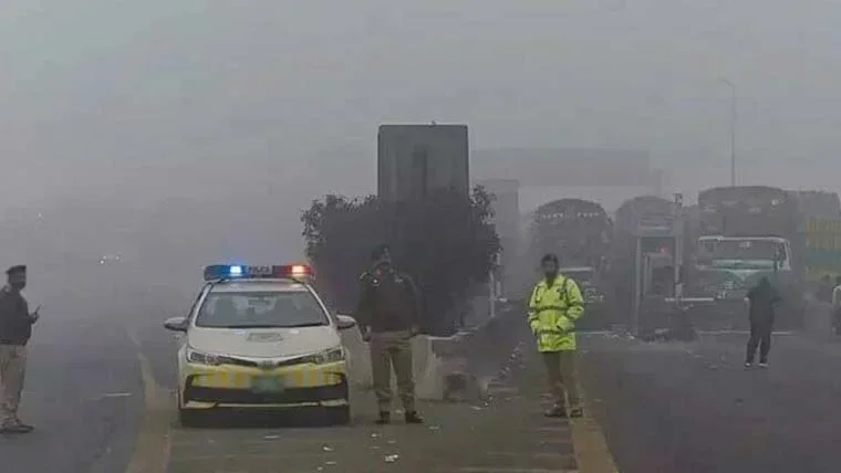 دھند کے باعث موٹروے مختلف مقامات سے ٹریفک کیلئے بند