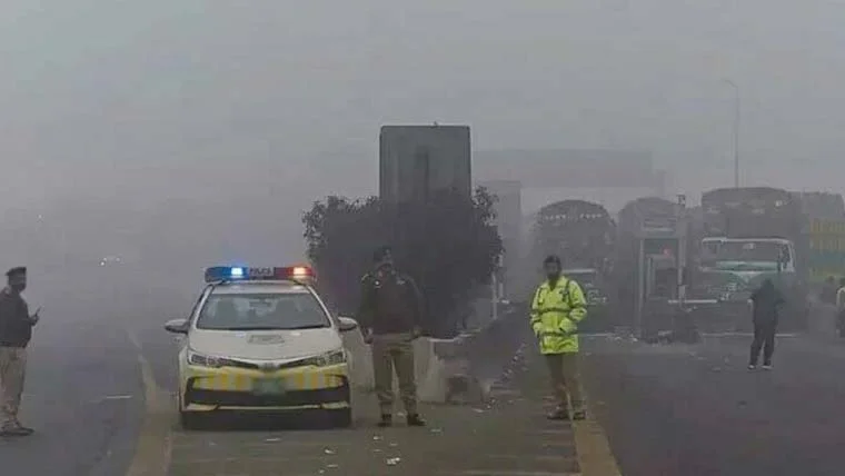 دھند کے باعث موٹروے مختلف مقامات سے ٹریفک کیلئے بند