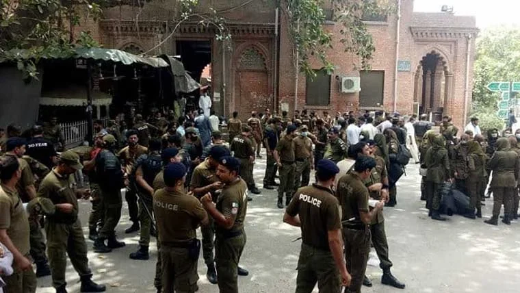 پنجاب بارز میں پولیس کے داخلے پر پابندی: وکلا کا شدید احتجاج جاری