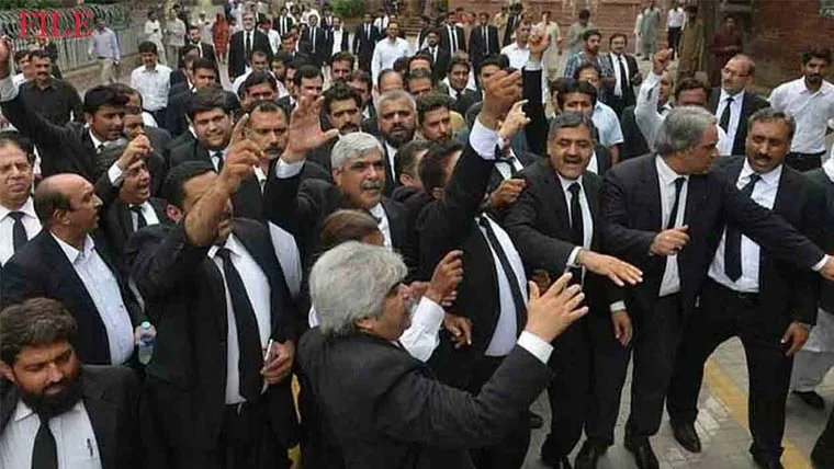 پنجاب کی ماتحت عدالتوں میں وکلاء کی ہڑتال، عدالتی کارروائی کا بائیکاٹ جاری