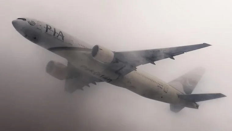 دھند سے پروازوں کا شیڈول متاثر، لاہور اور ملتان ایئرپورٹس پر تاخیر