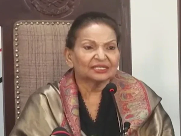 نامعلوم افراد نے شوٹنگ رکوادی، صائمہ کو 2 گھنٹے تک یرغمال بنائے رکھا، ہدایتکارہ سنگیتا