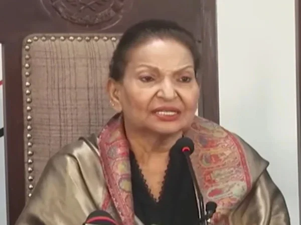 نامعلوم افراد نے شوٹنگ رکوادی، صائمہ کو 2 گھنٹے تک یرغمال بنائے رکھا، ہدایتکارہ سنگیتا