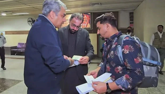 لاہور ایئرپورٹ کا دورہ، محسن نقوی نے سفری دستاویزات والے مسافروں کے عمل کا جائزہ لیا