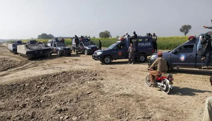 چھوٹو کوش ڈکیت نے ہتھیار ڈال دیئے، پولیس کے سامنے پیش