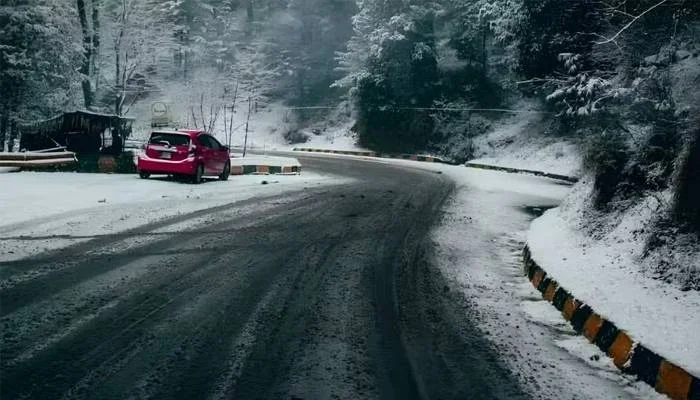مری ایکسپریس وے بند، شدید برفباری کے بعد ٹریفک معطل