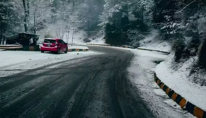 مری ایکسپریس وے بند، شدید برفباری کے بعد ٹریفک معطل