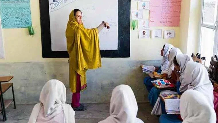 پنجاب میں سکول ٹیچر انٹرنز کی بھرتی تیز کرنے کا حکم، اضلاع سے ڈیٹا طلب